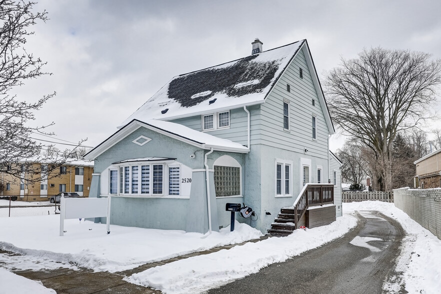 Primary Photo Of 2520 Rochester Rd, Royal Oak Office For Lease