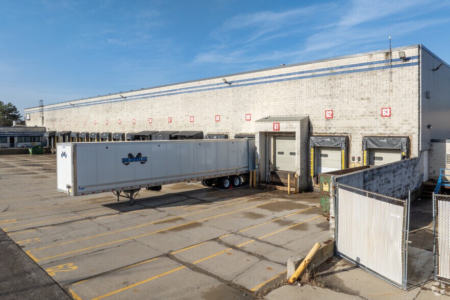 More Photos Of 43600 Gen Mar, Novi Distribution For Lease