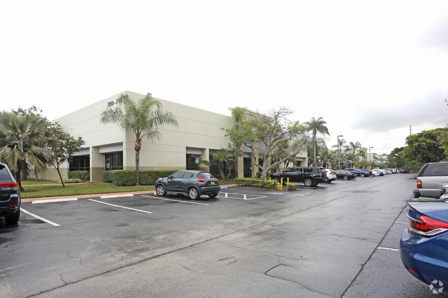 More Photos Of 602 S Military Trl, Deerfield Beach Showroom For Lease