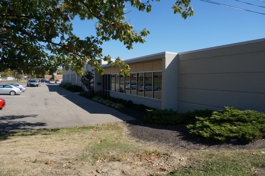 More Photos Of 10570 Chester Rd, Cincinnati Warehouse For Lease