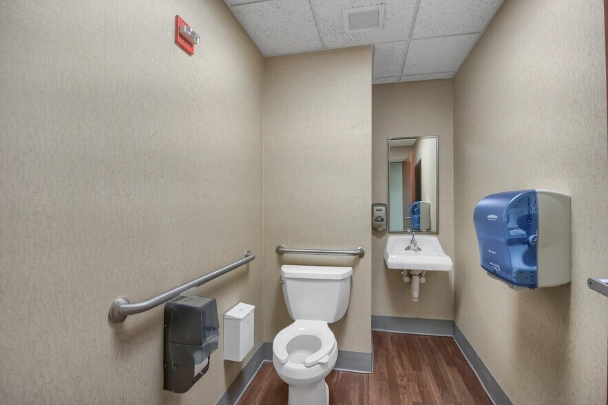 More Photos Of 21 Laurel Ave, Cornwall Medical For Lease