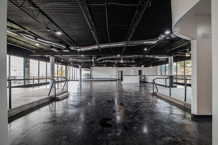 More Photos Of 802 Crosstimbers, Houston General Retail For Sale