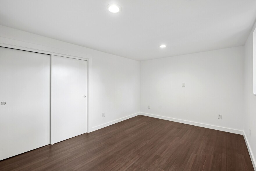 More Photos Of 2105 SE Ochoco St, Portland Office For Sale