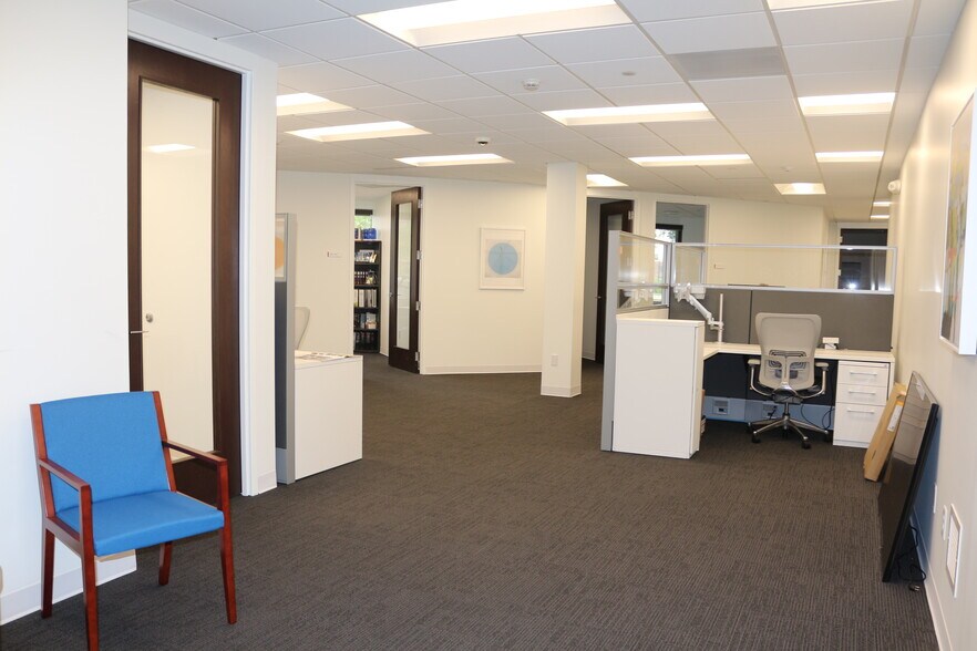 More Photos Of 3201 W White Oaks Dr, Springfield Office For Sale