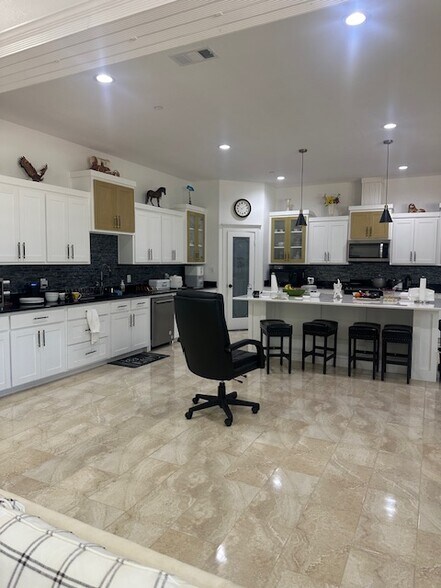 More Photos Of 703 E Oates Rd, Garland Unknown For Lease