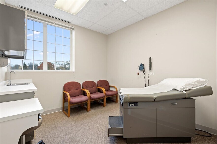 More Photos Of 912 Northwest Hwy, Fox River Grove Medical For Sale