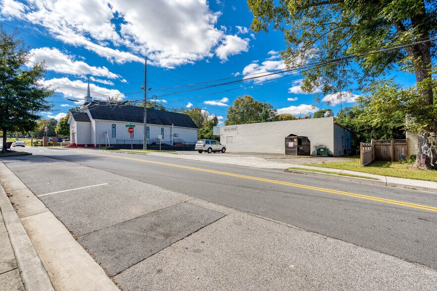 More Photos Of 301 NE Lemon St, Marietta Freestanding For Lease