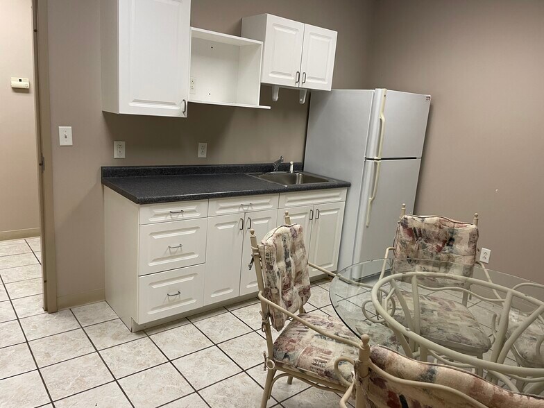 More Photos Of 1704 N Holmes Dr, Marion Office For Sale