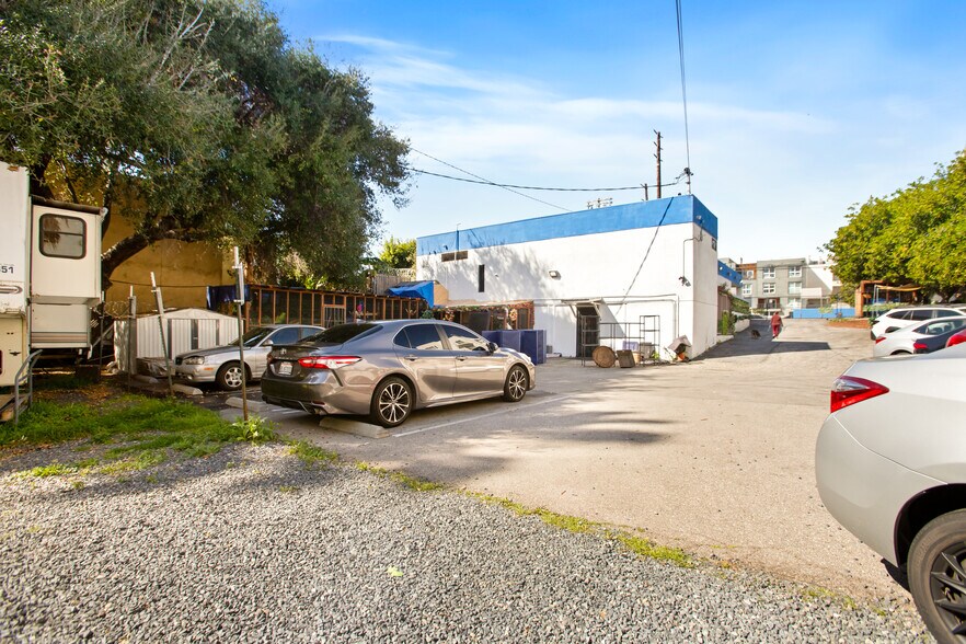 More Photos Of 4254 Eagle Rock Blvd, Los Angeles Veterinarian Kennel For Sale