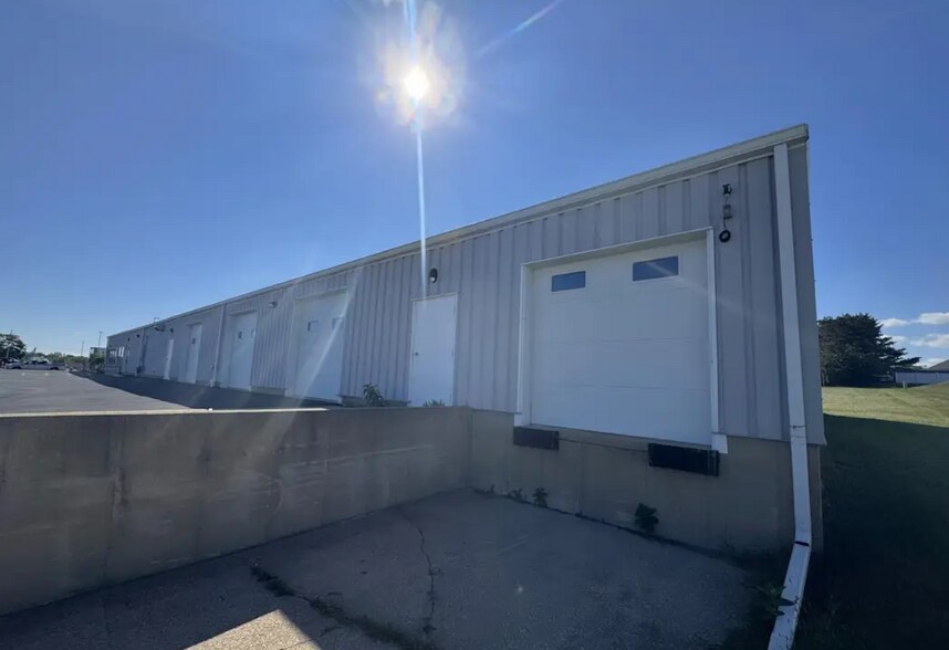 More Photos Of 633 1st Ave, Monroe Showroom For Lease