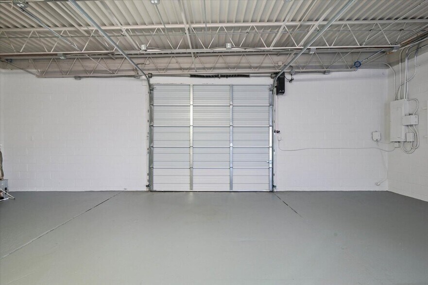 More Photos Of 4918 W 21st St, Tulsa Warehouse For Lease