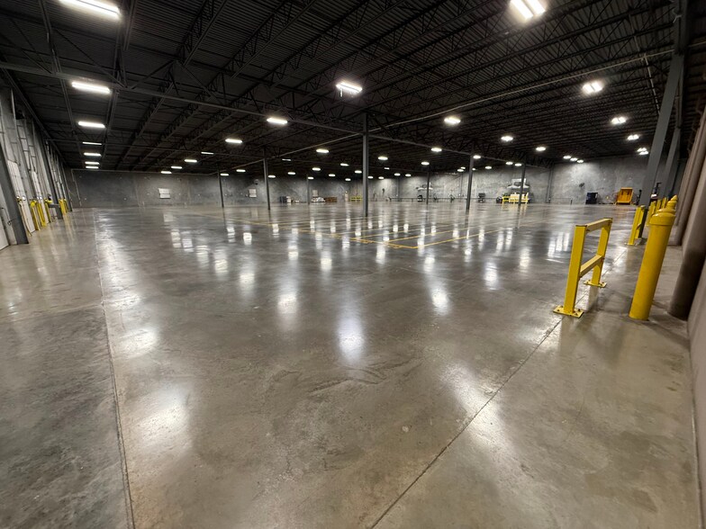 More Photos Of 241 Commercial Park Cir, Calera Distribution For Lease