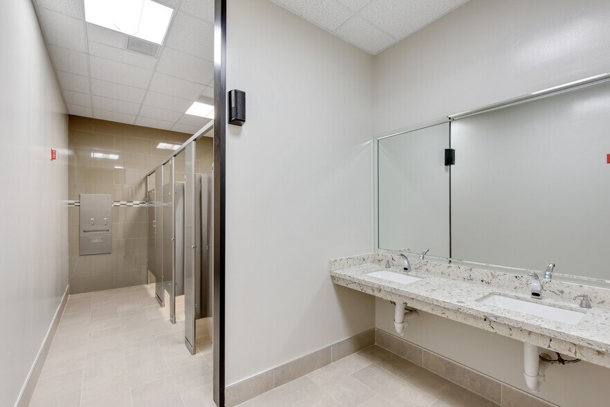 More Photos Of 1880 Dairy Ashford Rd, Houston Office For Lease