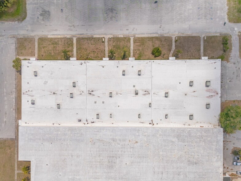 More Photos Of 100-106 Cattlemen Rd, Sarasota Distribution For Sale