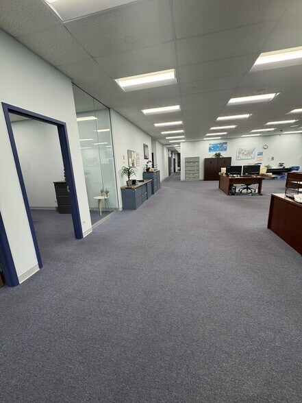 More Photos Of 880 N Wood Dale Rd, Wood Dale Warehouse For Lease