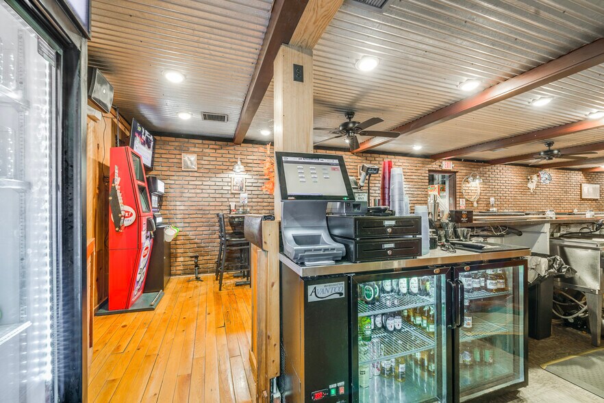 More Photos Of 617 S Washington St, New Paris Bar For Sale