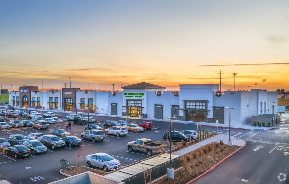 More Photos Of 3680 Crocker Dr, Sacramento Unknown For Lease