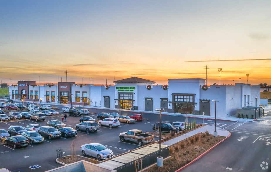 More Photos Of 3680 Crocker Dr, Sacramento Unknown For Lease