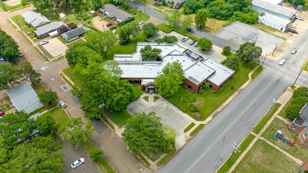 More Photos Of 400 W Houston St, Marshall Office For Sale