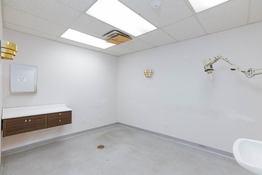 More Photos Of 872 E Sahara Ave, Las Vegas Medical For Lease