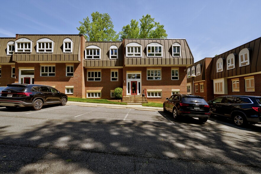 More Photos Of 10621-10623 Jones St, Fairfax Office For Sale