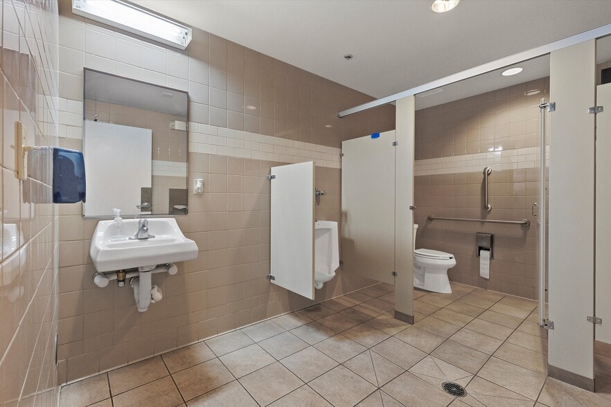 More Photos Of 7080 La Cienega St, Las Vegas Office For Sale