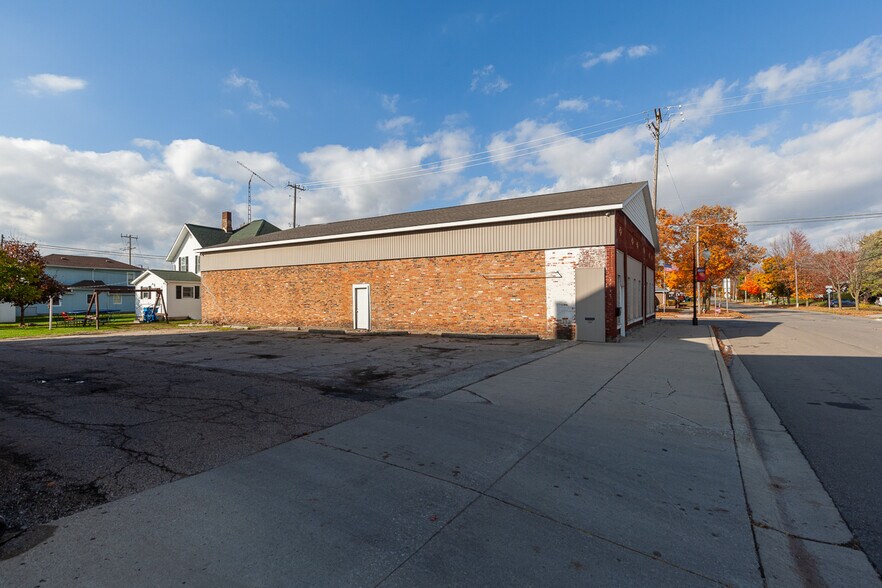 More Photos Of 127 North St, Morenci Showroom For Sale