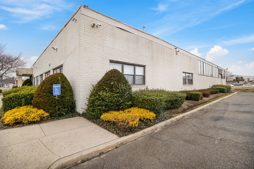 More Photos Of 170 Eileen Way, Syosset Flex For Lease