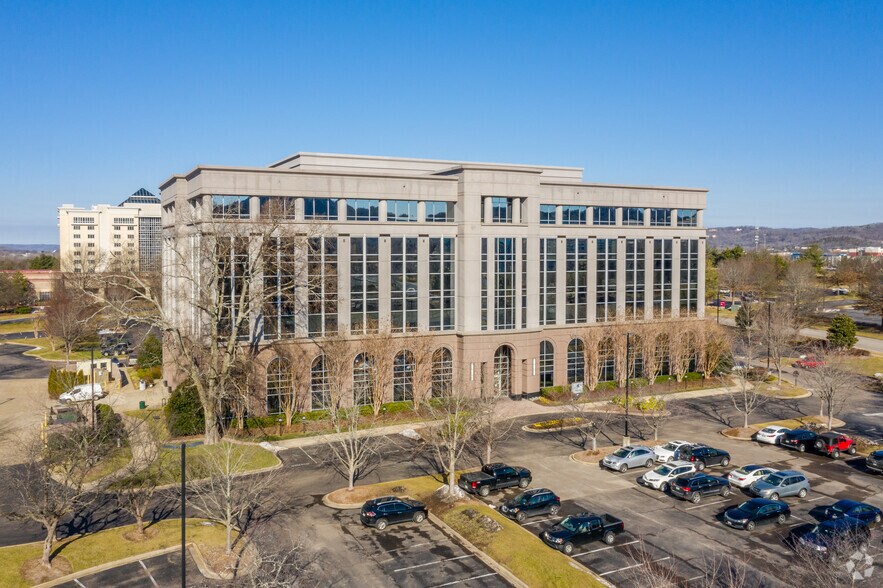 More Photos Of 800 Crescent Centre Dr, Franklin Unknown For Lease