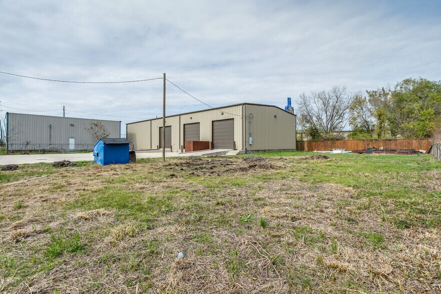 More Photos Of 15106 Chaplin St, Houston Warehouse For Lease