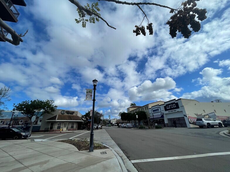 More Photos Of 127 Main St, Vista Storefront For Lease