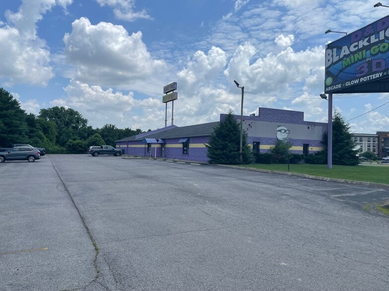 More Photos Of 211 Holiday Dr, Clarksville General Retail For Lease