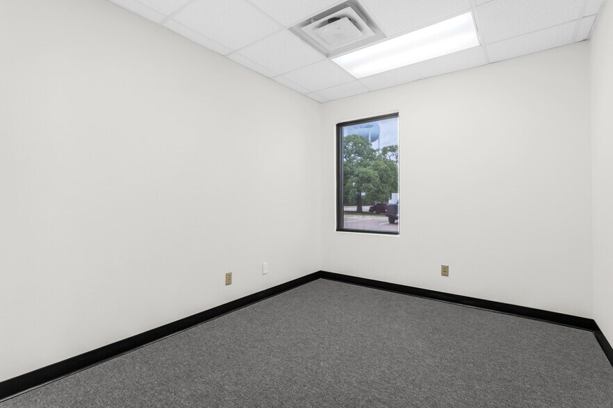 More Photos Of 1801 Precinct Line Rd, Hurst Medical For Lease