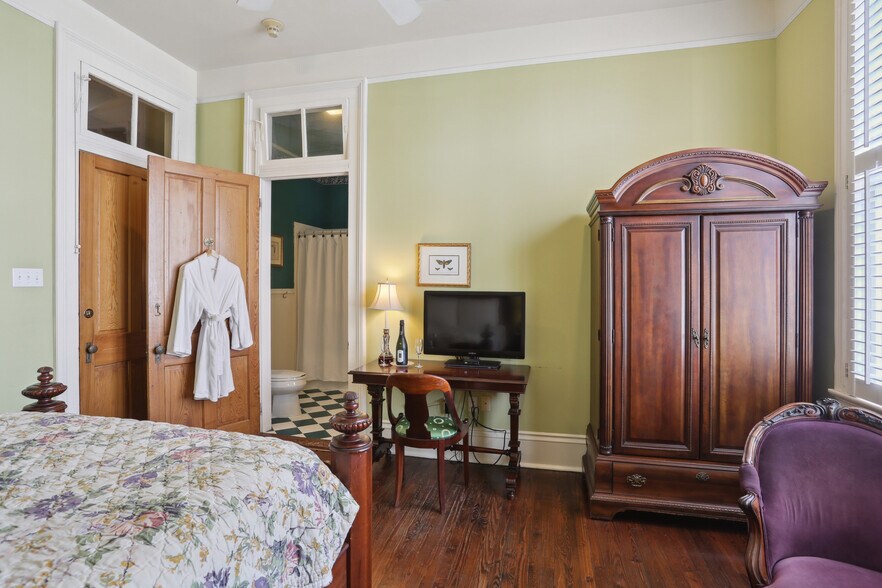 More Photos Of 4117 Perrier St, New Orleans Hotel For Sale