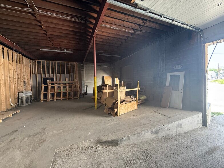 More Photos Of 405 N East St, Carlisle Distribution For Lease