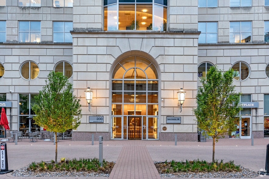 More Photos Of 300 Crescent Ct, Dallas Office For Lease