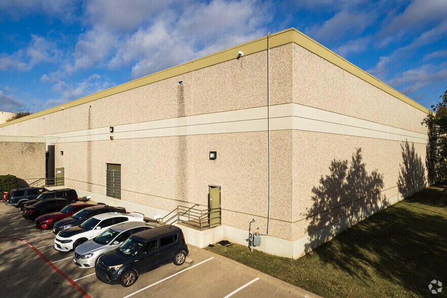 More Photos Of 1400 Lakeway Dr, Lewisville Manufacturing For Lease