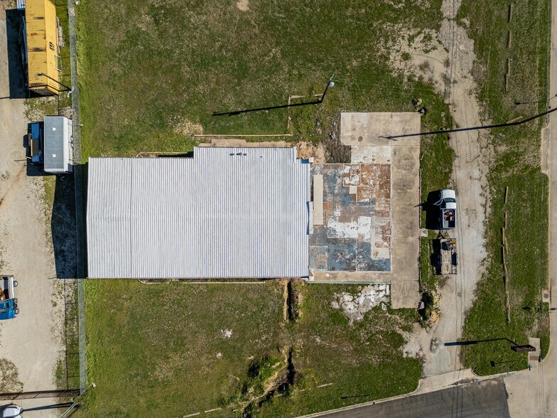 More Photos Of 901 E Johnson St, Waco Service For Sale