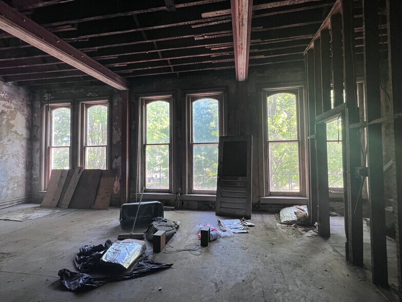 More Photos Of 103 S Court Sq, Memphis Storefront Retail Office For Sale