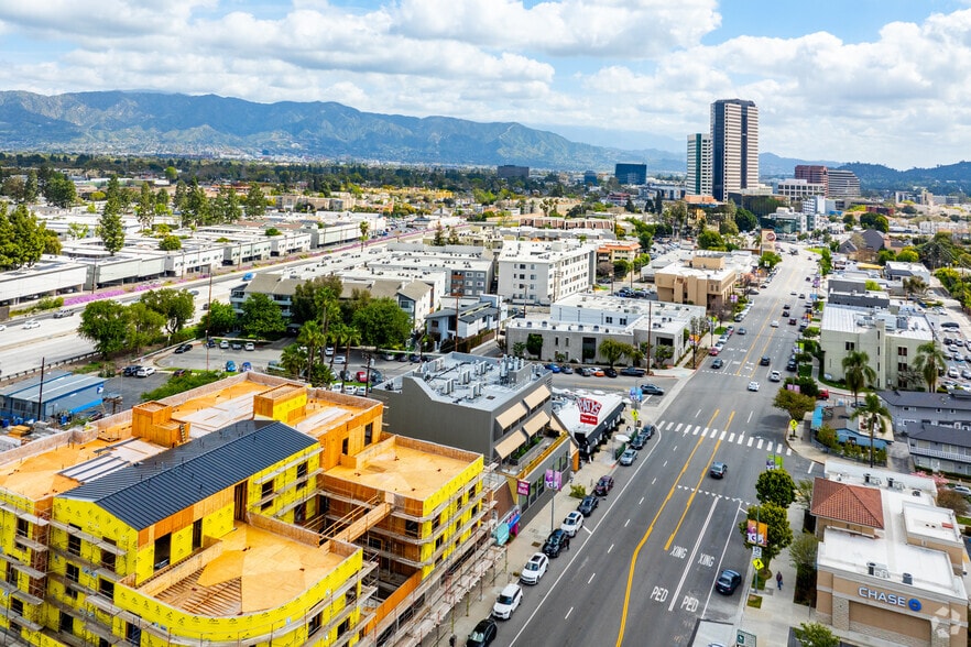 More Photos Of 10045 Riverside Dr, Toluca Lake Loft Creative Space For Lease