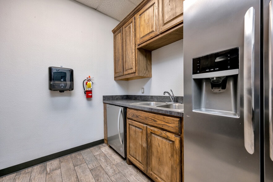 More Photos Of 132 El Chico Trl, Willow Park Medical For Lease