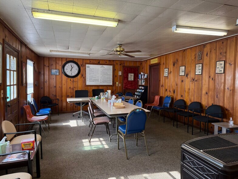 More Photos Of 3911 N Oak Tfwy, Kansas City Office For Sale