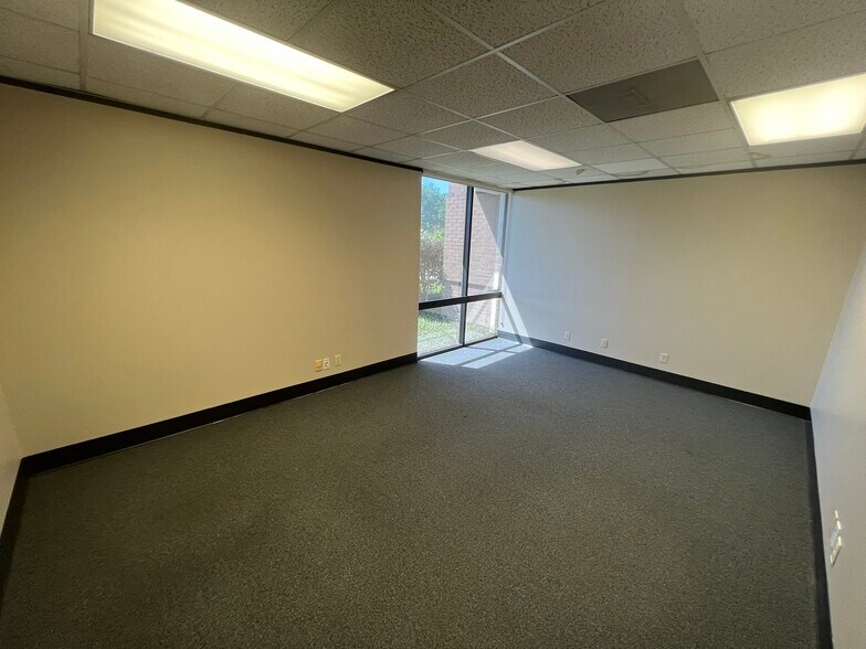 More Photos Of 9776 Whithorn Dr, Houston Showroom For Lease