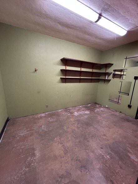 More Photos Of 227 Commission St, Salinas Showroom For Sale