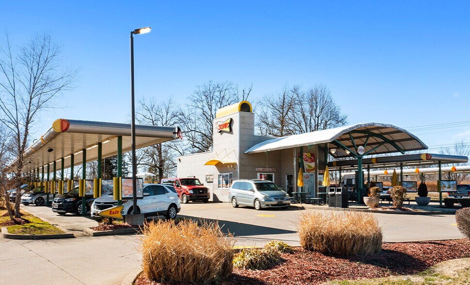 Primary Photo Of 2530 Highway 46 S, Dickson Fast Food For Sale