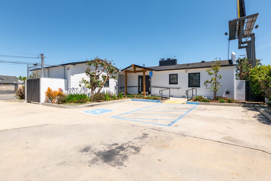 More Photos Of 19361 Beach Blvd, Huntington Beach Medical For Lease