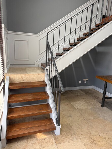 More Photos Of 23291 Ventura Blvd, Woodland Hills Loft Creative Space For Lease