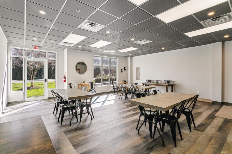 More Photos Of 6824 Colemans Crossing Ave, Hayes Storefront Retail Office For Lease