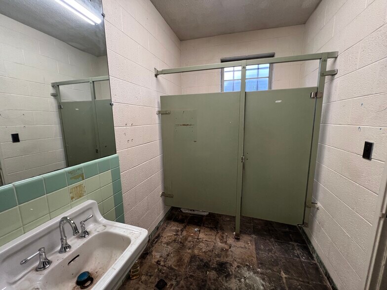 More Photos Of 211 W Walnut Ave, McKenzie General Retail For Lease