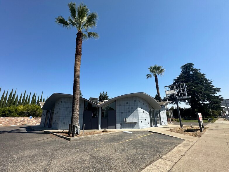 More Photos Of 316 W F St, Oakdale Storefront Retail Office For Lease